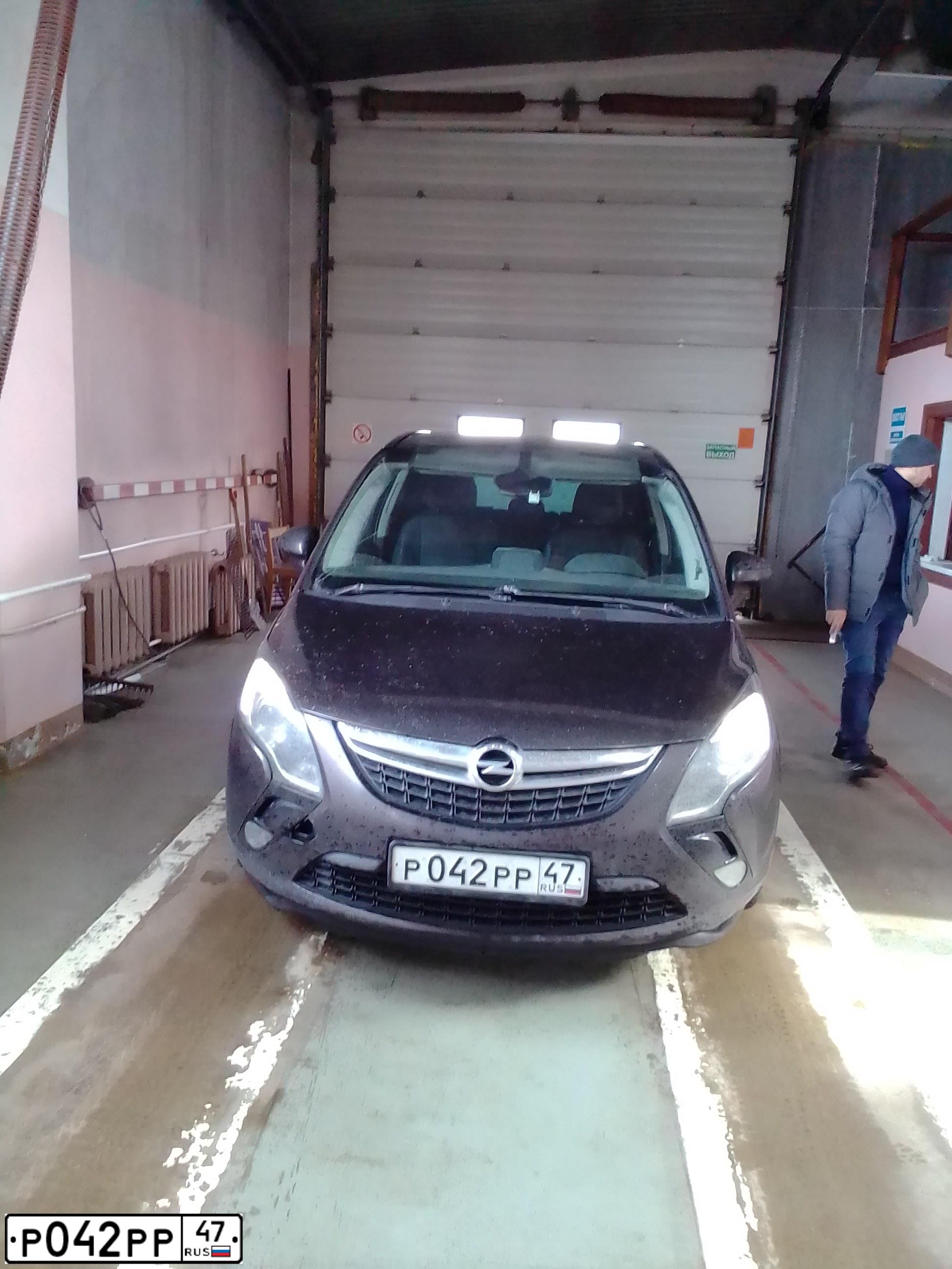 Фото автомобиля TOYOTA RAV4, 2013 — госномер Р042РР47. Цвет: СЕРЫЙ