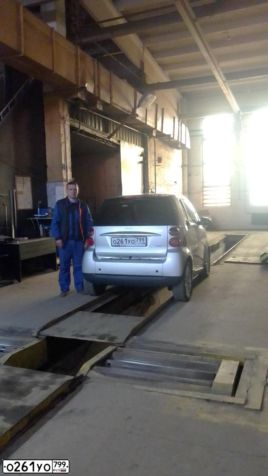 Фото автомобиля SMART FORTWO, 2009 — госномер Е677НА164. Цвет: Серебристый