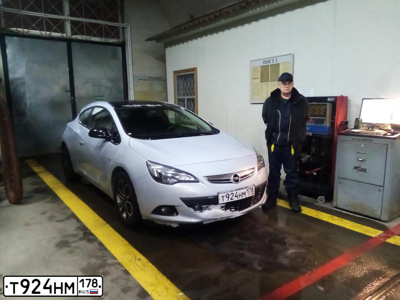 Фото автомобиля OPEL ASTRA, 2012 — госномер К833НМ147. Цвет: Белый