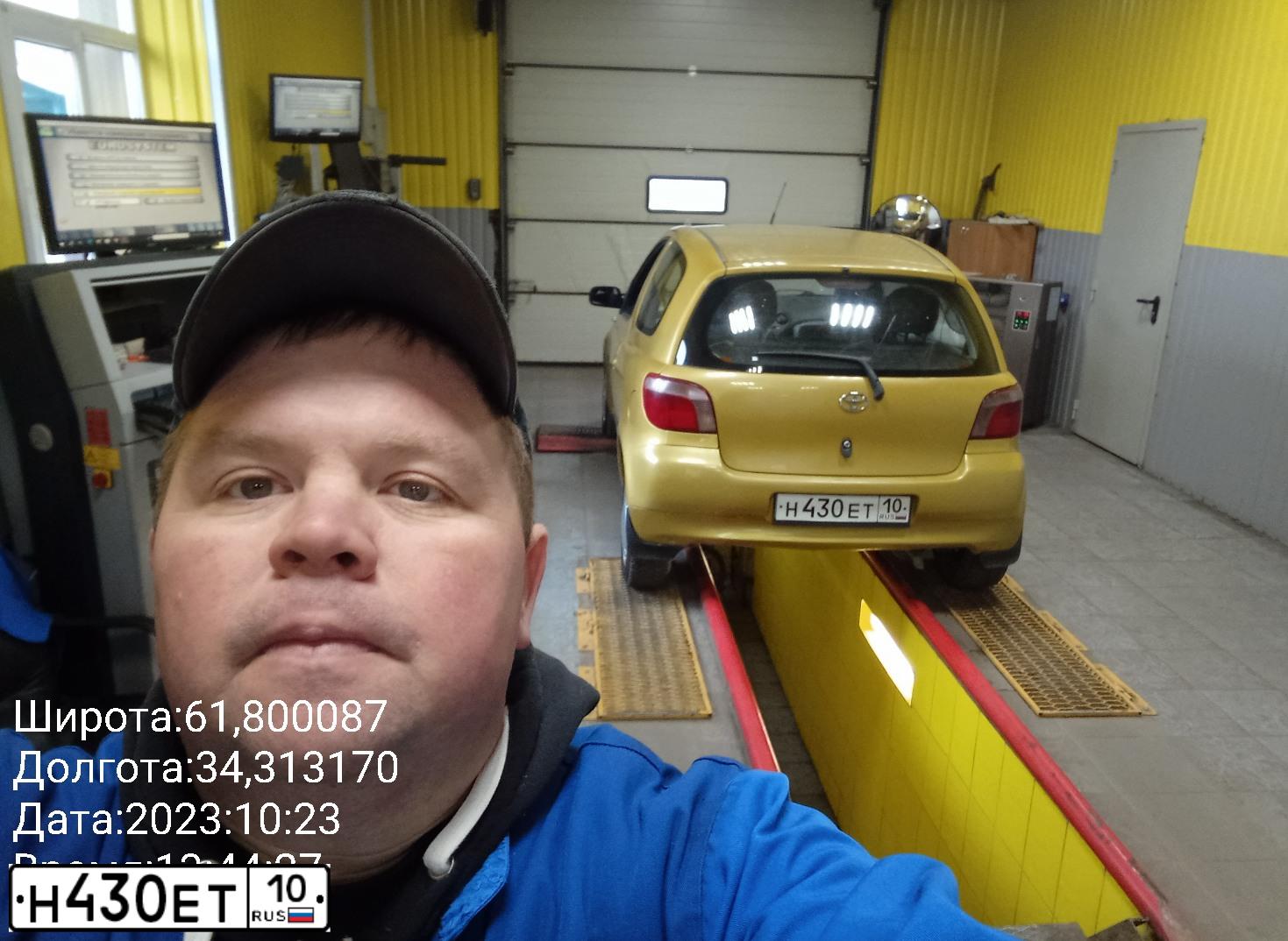 Фото автомобиля TOYOTA YARIS, 2000 — госномер Р064РН198. Цвет: ЗОЛОТИСТЫЙ