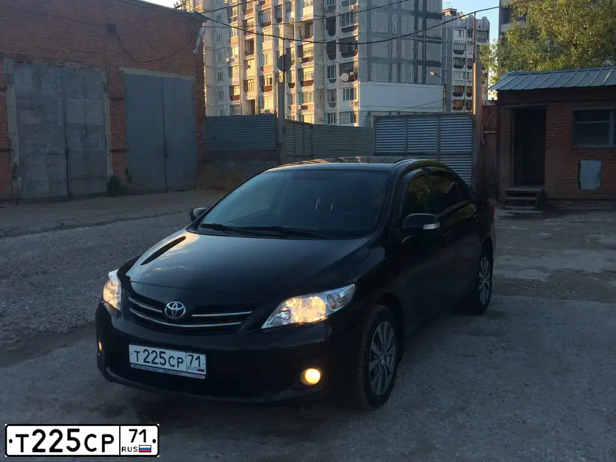 Фото автомобиля TOYOTA COROLLA, 2012 — госномер Т225СР71. Цвет: ЧЕРНЫЙ