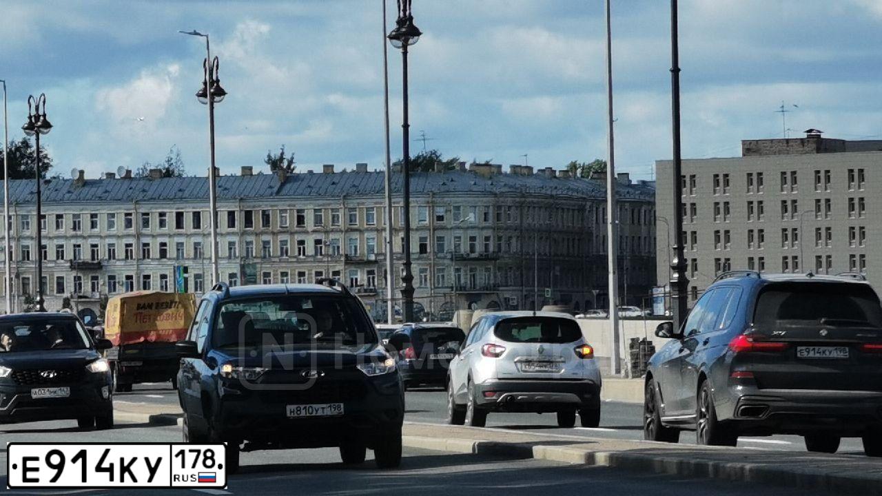 Фото автомобиля TOYOTA AURIS, 2008 — госномер Е914КУ178. Цвет: Серый
