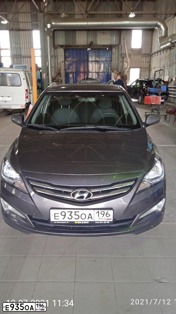 Фото автомобиля HYUNDAI SOLARIS, 2016 — госномер Е935ОА196. Цвет: ТЕМНО-СЕРЫЙ