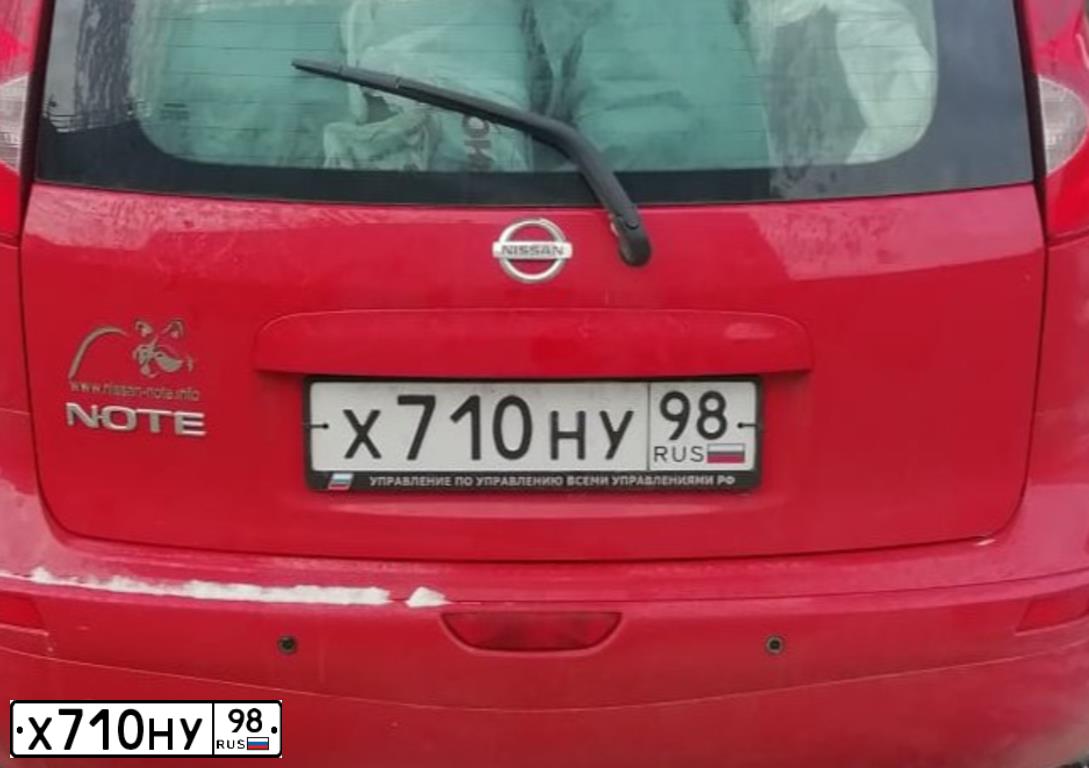 Фото автомобиля NISSAN NOTE, 2008 — госномер Х710НУ98. Цвет: Красный