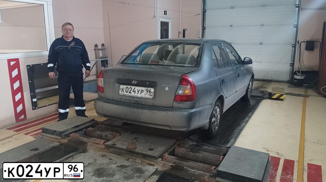 Фото автомобиля HYUNDAI ACCENT, 2008 — госномер С744ХН196. Цвет: СЕРЫЙ