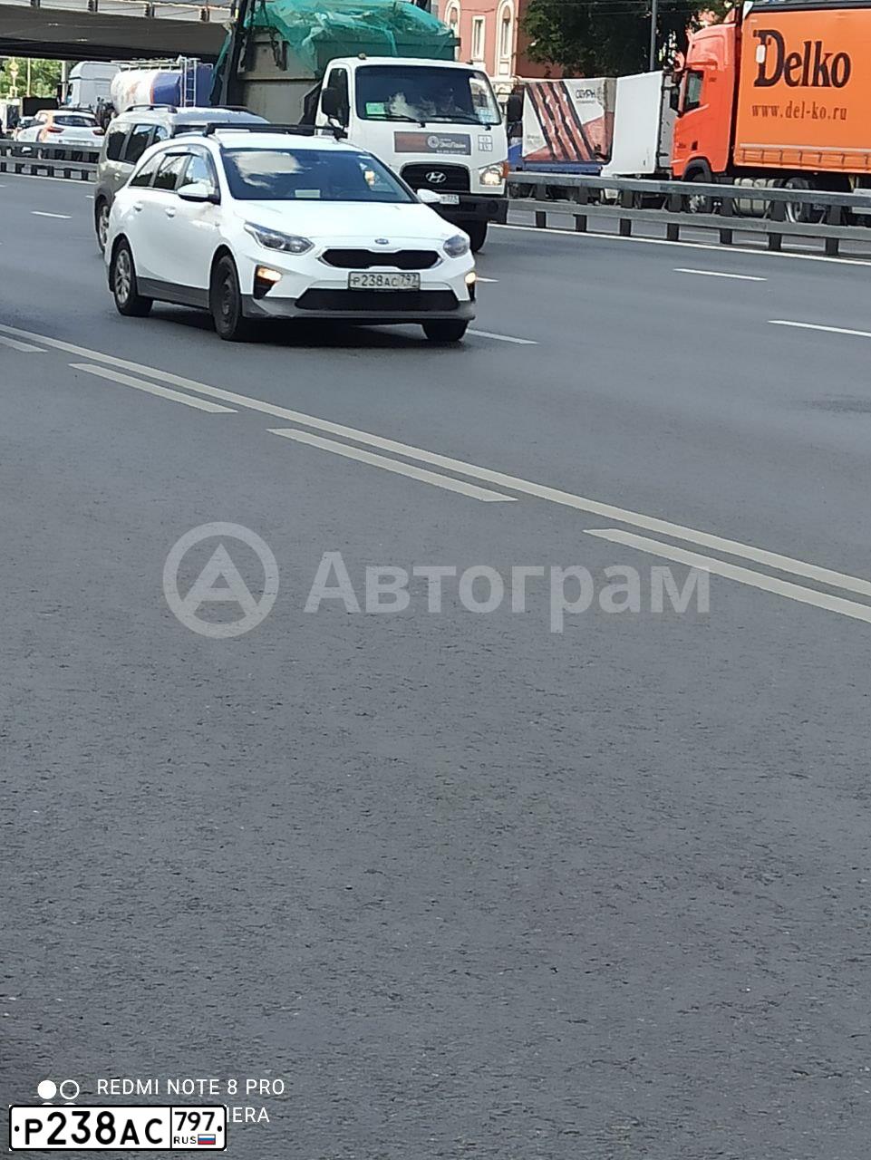 Фото автомобиля KIA CEE'D, 2019 — госномер Р238АС797. Цвет: БЕЛЫЙ ЖЕЛТЫЙ СЕРЫЙ