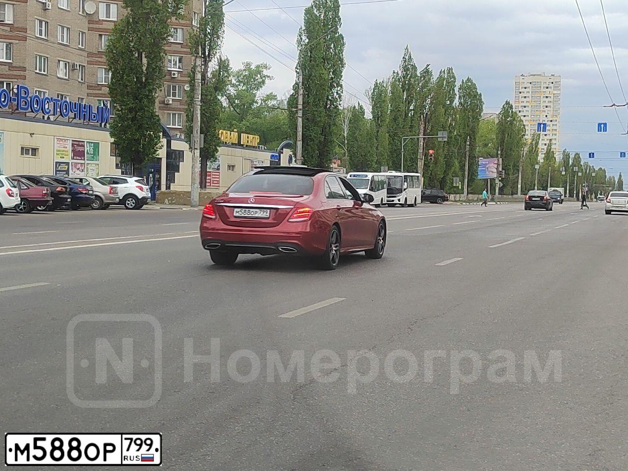 Фото автомобиля MERCEDES E-KLASSE, 2016 — госномер М588ОР799. Цвет: Красный