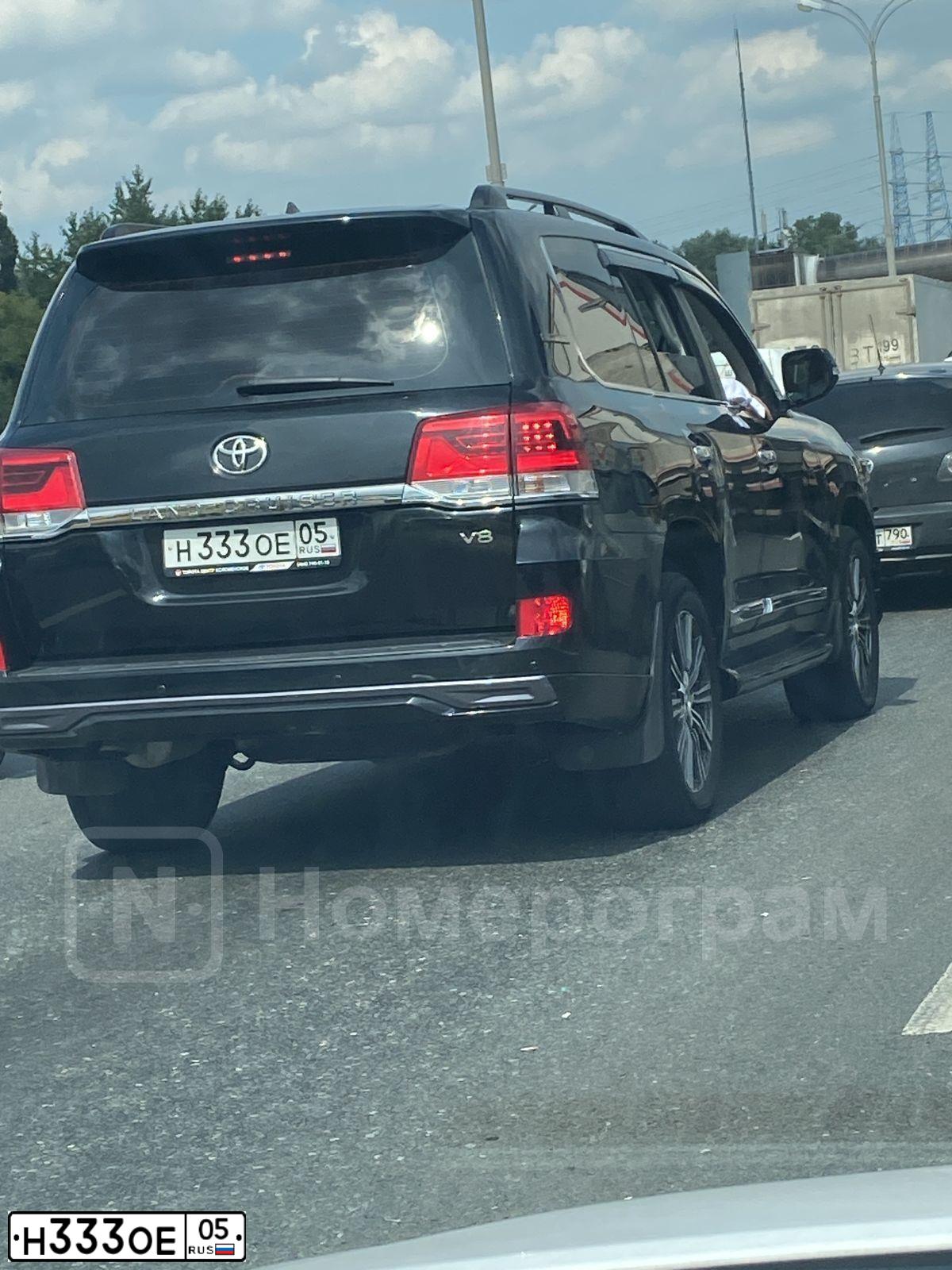 Фото автомобиля TOYOTA LANDCRUISER 200, 2013 — госномер Н333ОЕ05. Цвет: ЧЕРНЫЙ