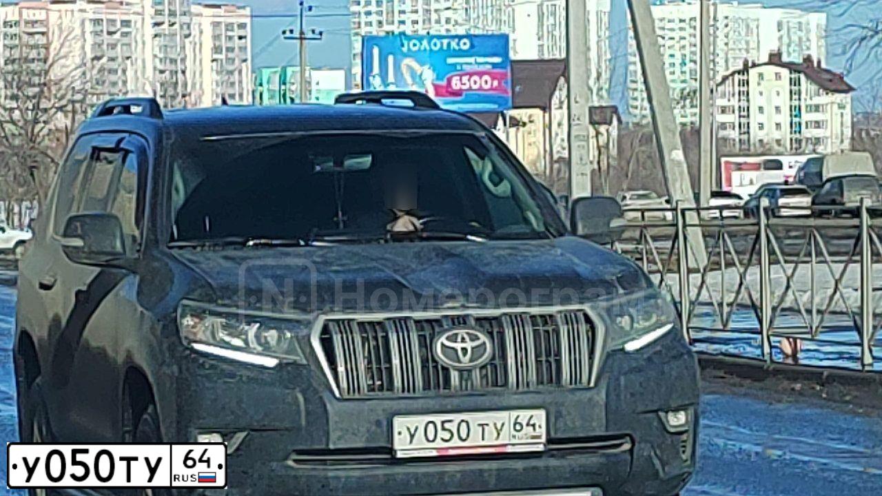 Фото автомобиля TOYOTA LANDCRUISER, 2018 — госномер У050ТУ64. Цвет: ЧЕРНЫЙ