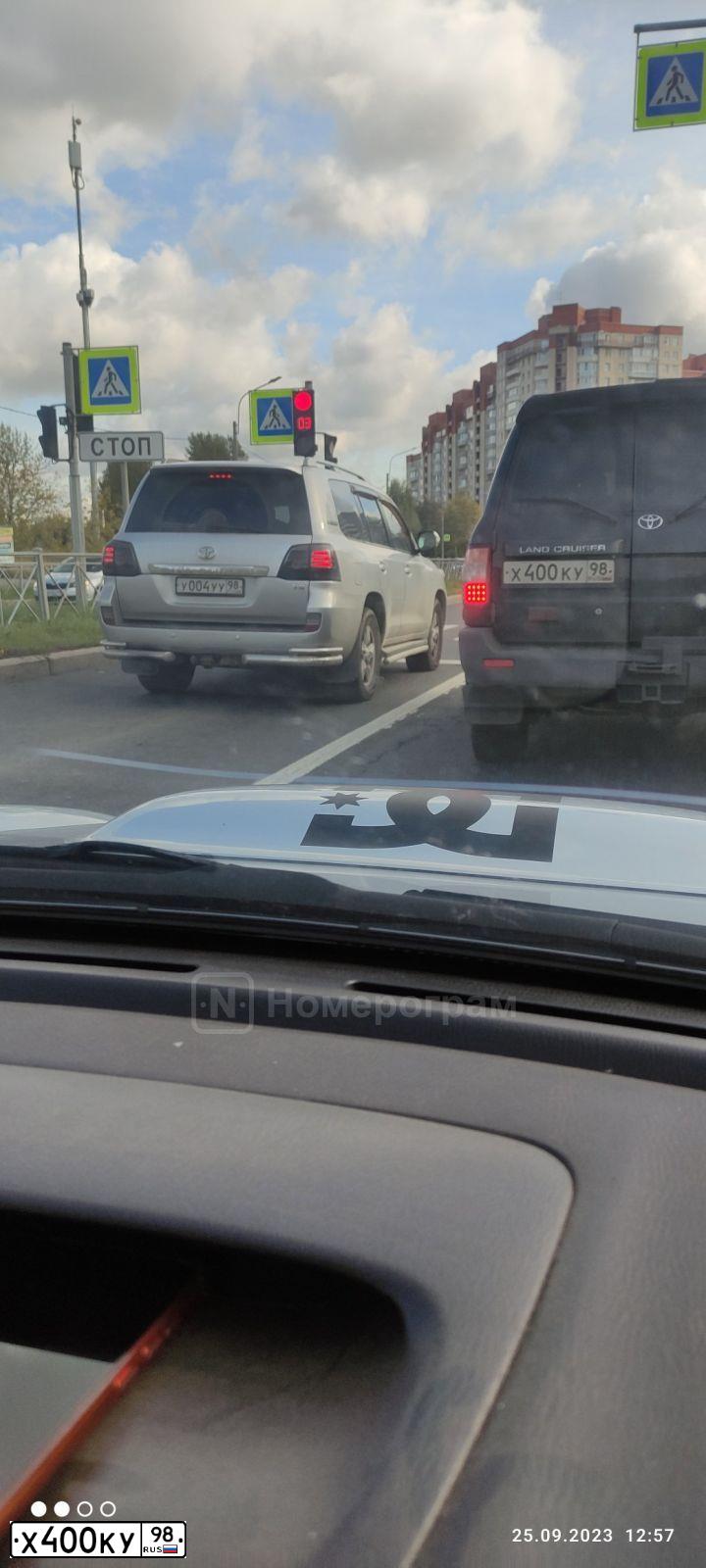 Фото автомобиля TOYOTA LANDCRUISER, 2005 — госномер Х400КУ98. Цвет: ЧЕРНЫЙ
