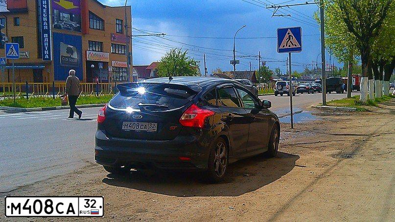 Фото автомобиля FORD FOCUS, 2012 — госномер М408СА32. Цвет: ЧЕРНЫЙ