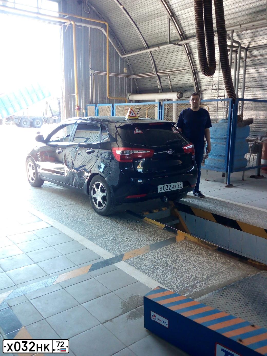 Фото автомобиля KIA RIO, 2012 — госномер Х032НК72. Цвет: ЧЕРНЫЙ