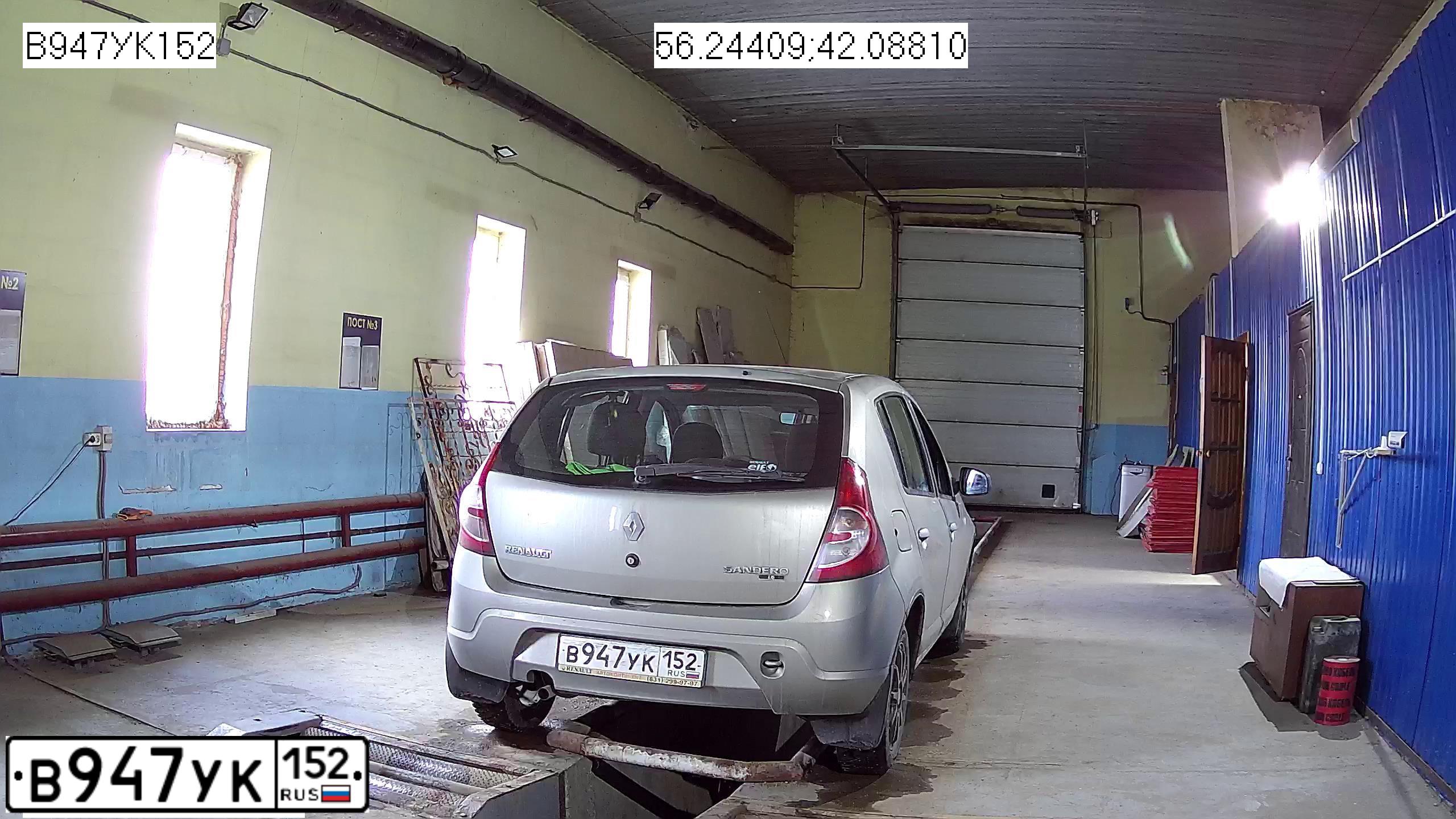 Фото автомобиля RENAULT SANDERO, 2011 — госномер В947УК152. Цвет: БЕЖЕВЫЙ