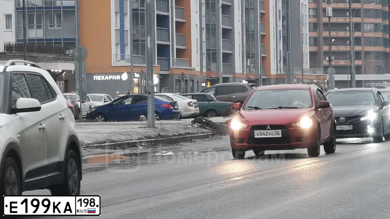 Фото автомобиля LADA VESTA, 2019 — госномер Е199КА198. Цвет: Оранжевый