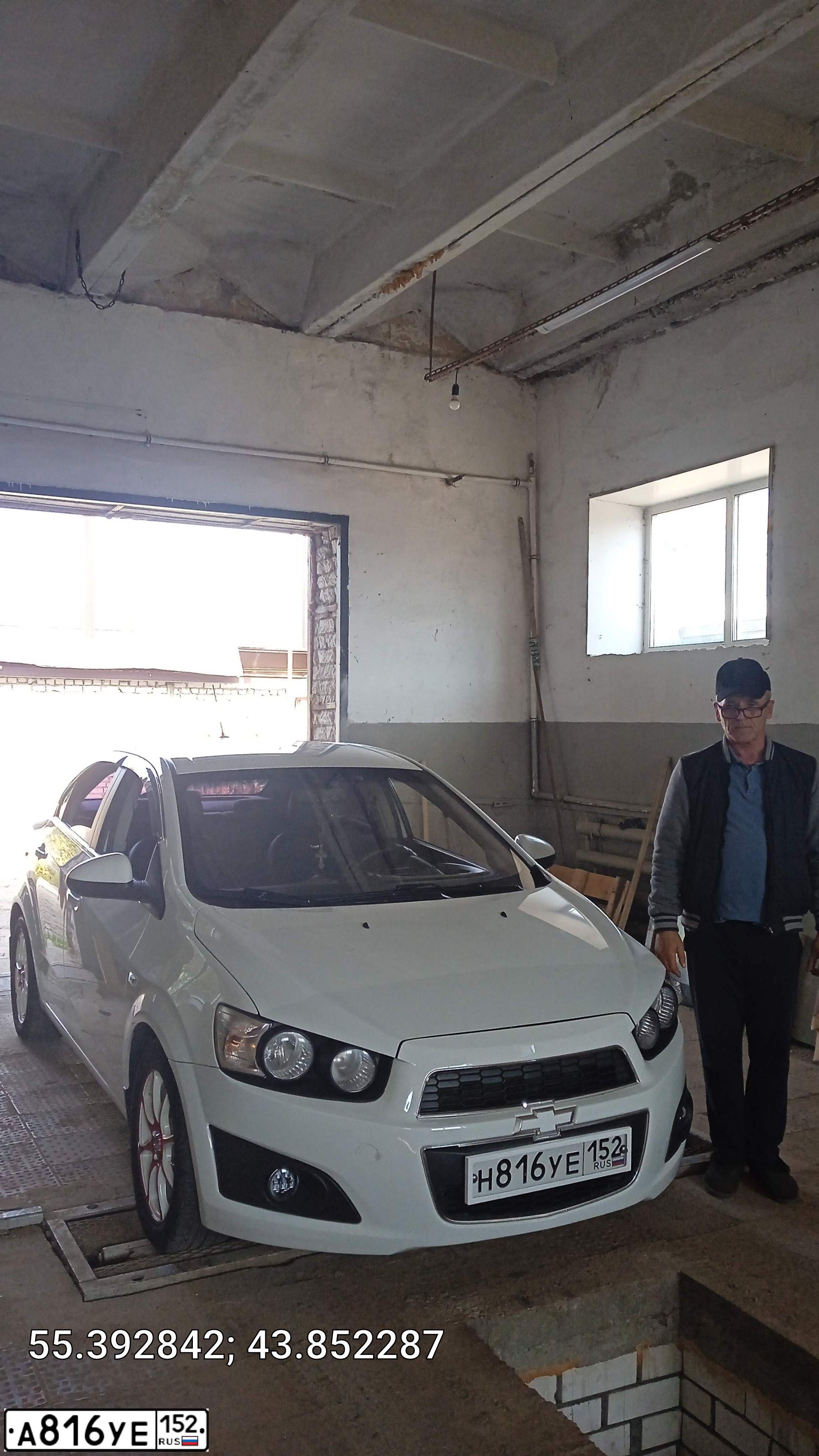 Фото автомобиля CHEVROLET AVEO, 2015 — госномер Н816УЕ152. Цвет: Белый