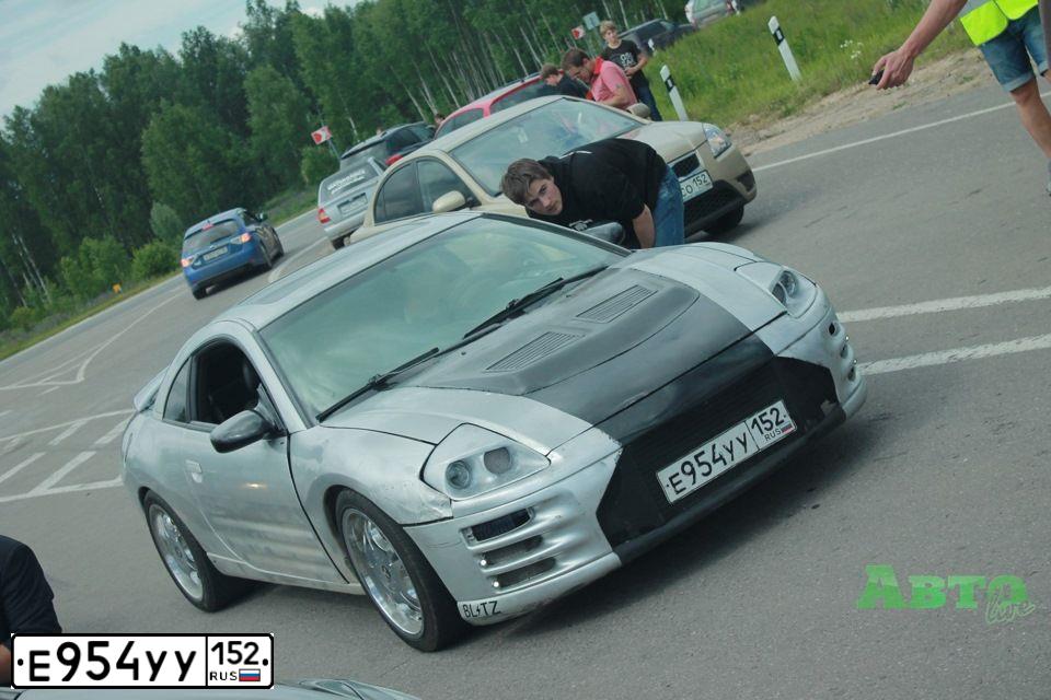 Фото автомобиля MITSUBISHI ECLIPSE, 2002 — госномер Е954УУ152. Цвет: СВЕТЛО-СЕРЫЙ