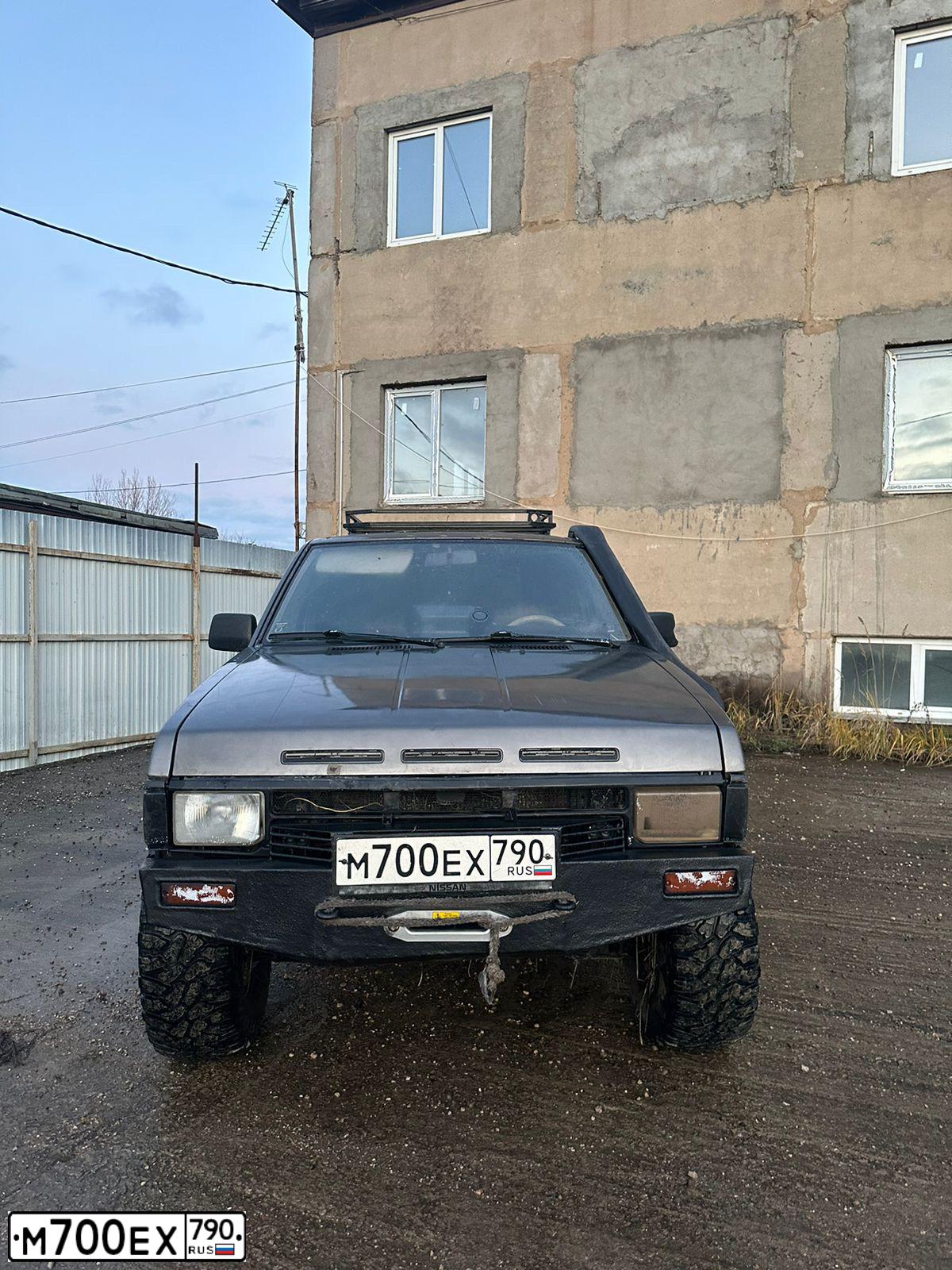 Фото автомобиля NISSAN TERRANO, 1992 — госномер М700ЕХ790. Цвет: Серый