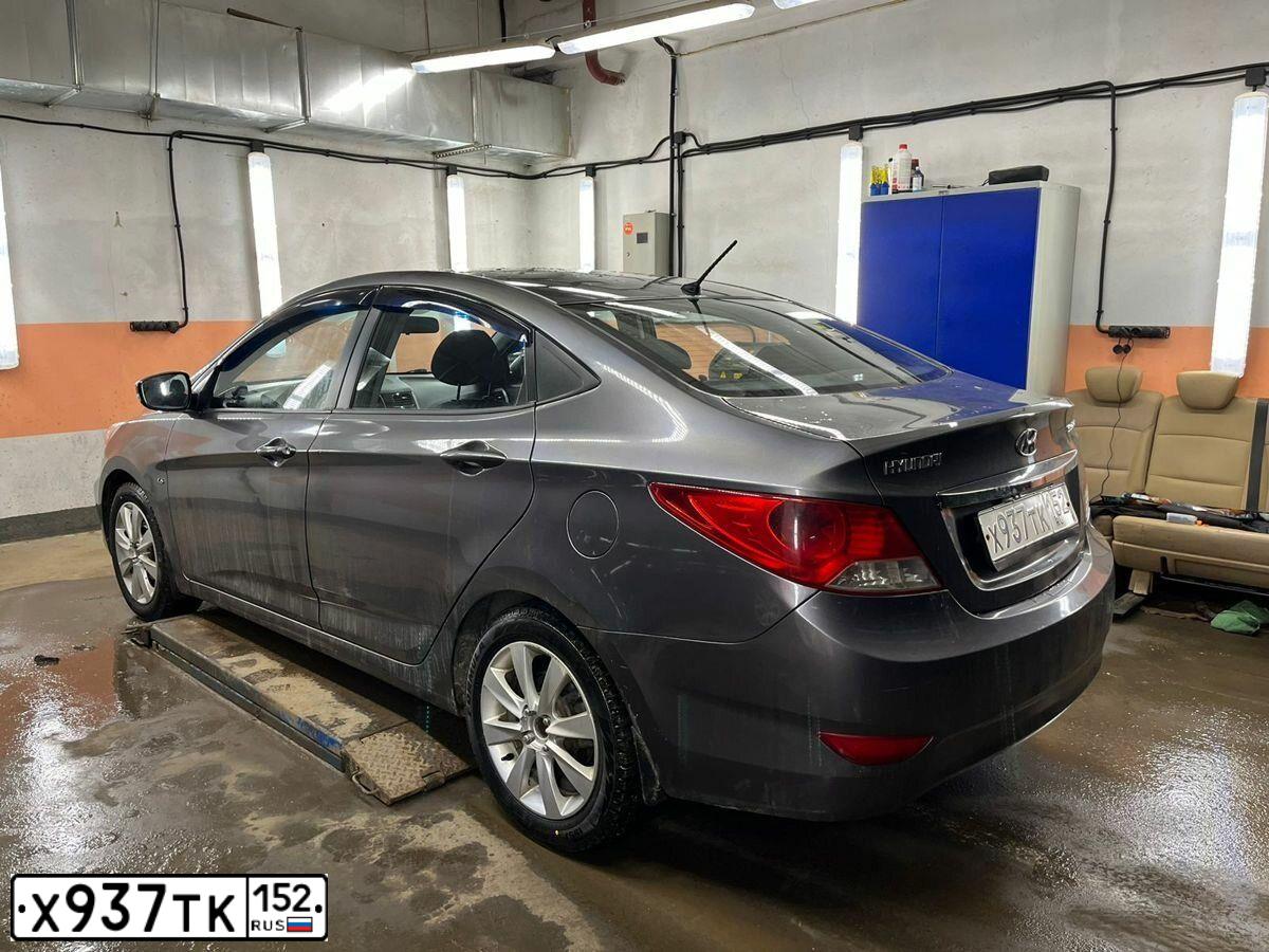 Фото автомобиля HYUNDAI SOLARIS, 2011 — госномер Е004СЕ716. Цвет: ЧЕРНО-СЕРЫЙ