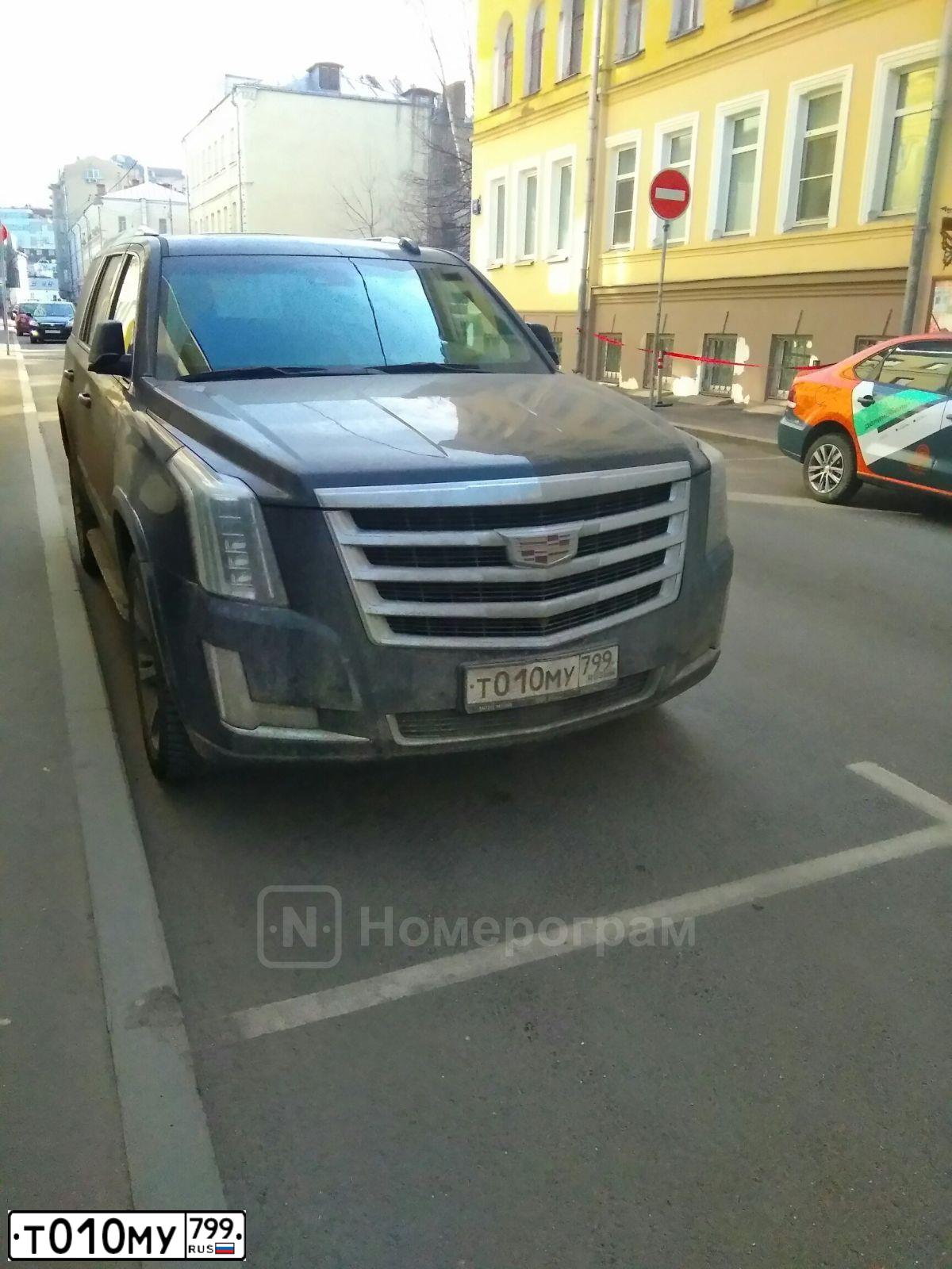 Фото автомобиля CADILLAC ESCALADE, 2018 — госномер Т010МУ799. Цвет: ЧЕРНЫЙ