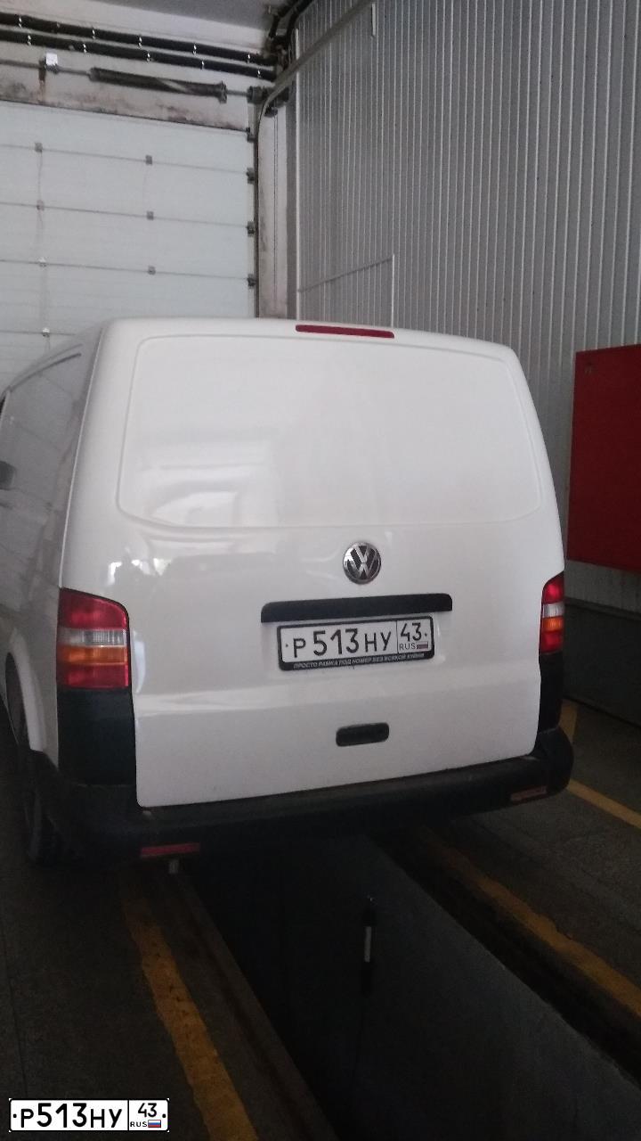 Фото автомобиля VOLKSWAGEN TRANSPORTER, 2006 — госномер Р513НУ43. Цвет: Белый