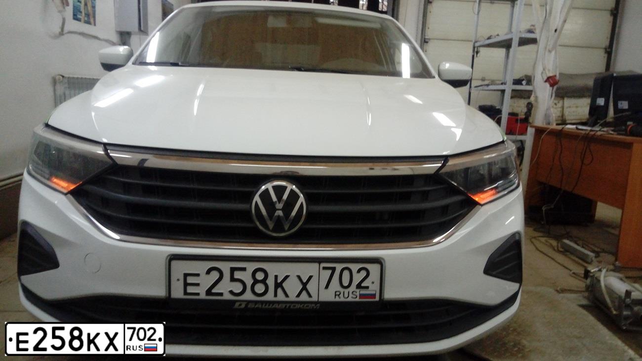 Фото автомобиля VOLKSWAGEN POLO, 2021 — госномер Е258КХ702. Цвет: Белый