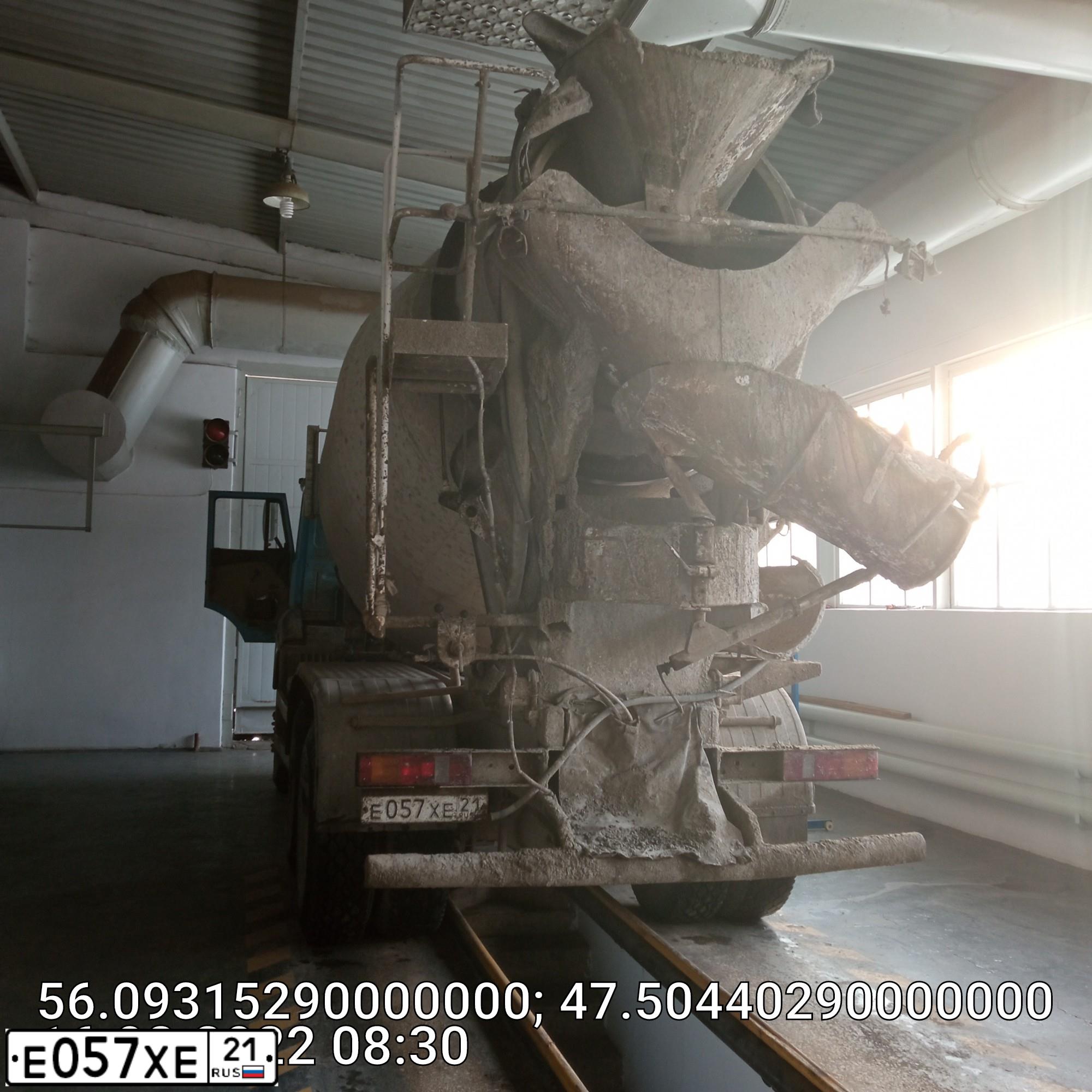Фото автомобиля URAL 63685 /6X4/ CHASSIS, 2008 — госномер Е057ХЕ21. Цвет: голубой