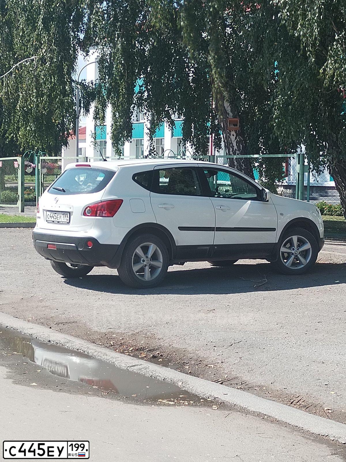 Фото автомобиля NISSAN QASHQAI, 2008 — госномер Р898РМ154. Цвет: Белый