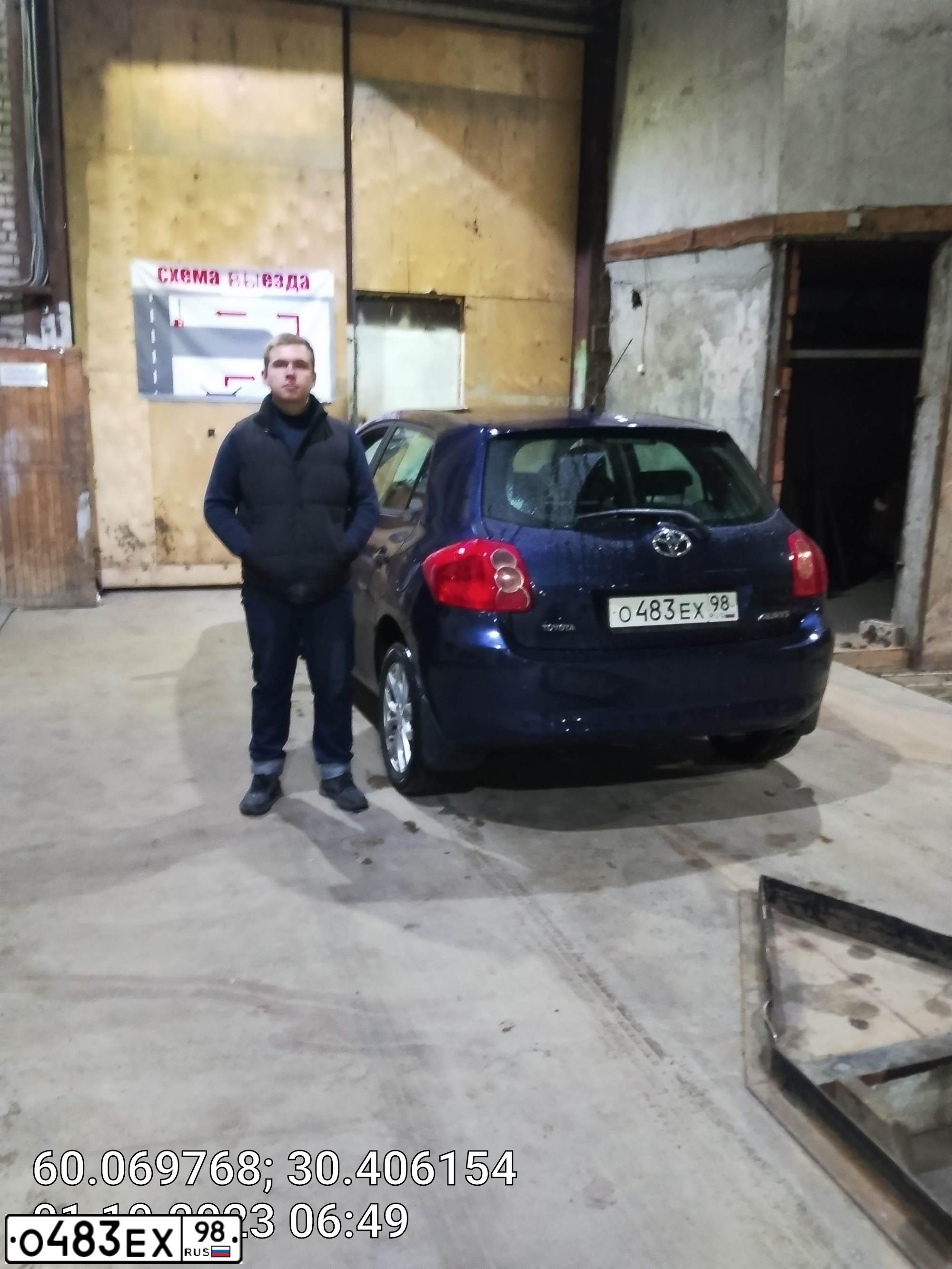 Фото автомобиля TOYOTA AURIS, 2009 — госномер О483ЕХ98. Цвет: ТЕМНО-СИНИЙ