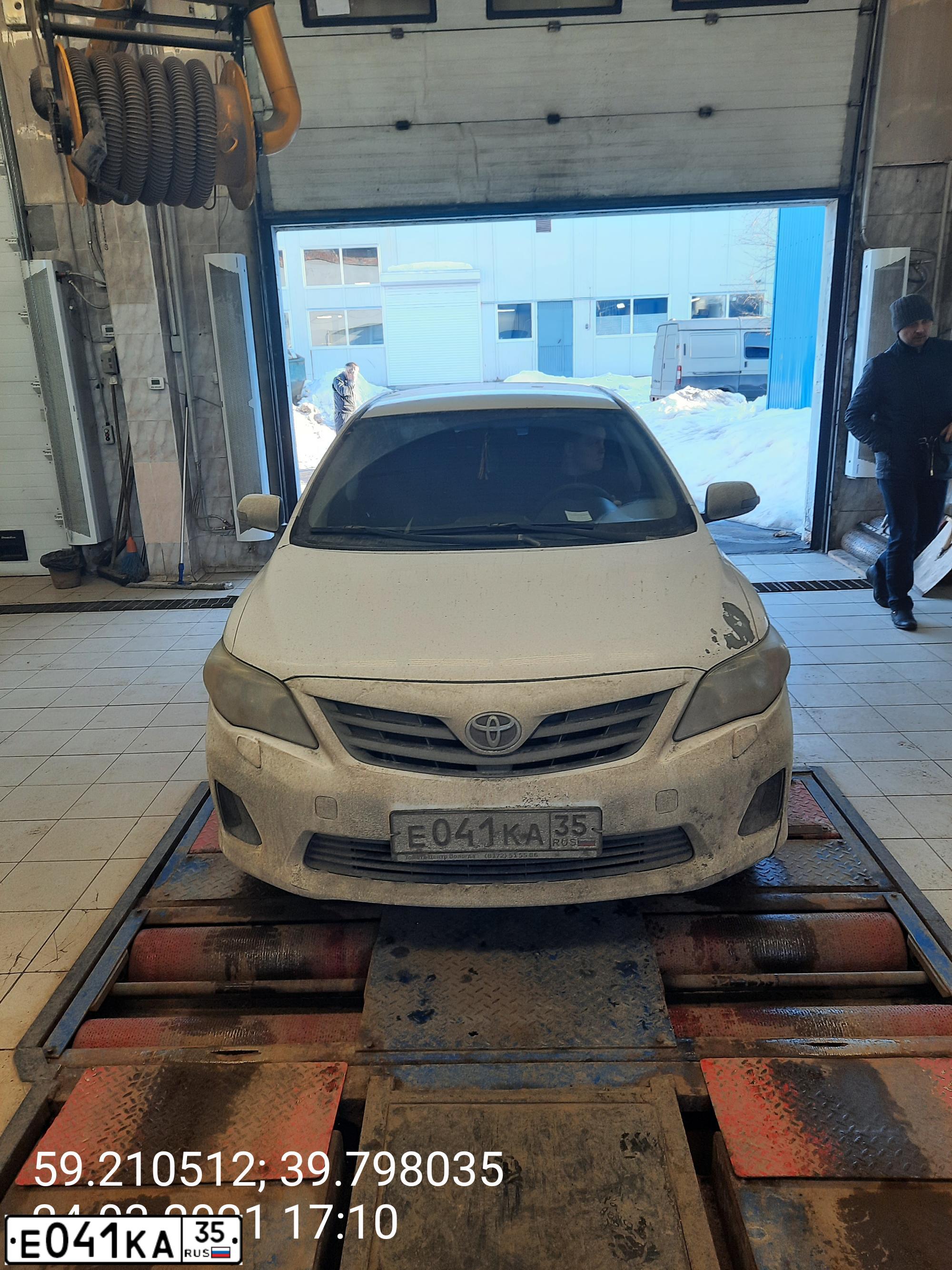 Фото автомобиля TOYOTA COROLLA, 2010 — госномер Е041КА35. Цвет: БЕЛЫЙ