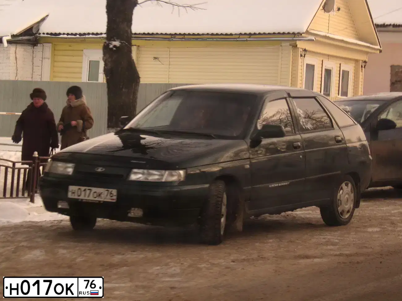 Фото автомобиля LADA 2112, 2003 — госномер М998ЕР76. Цвет: Темно-зеленый