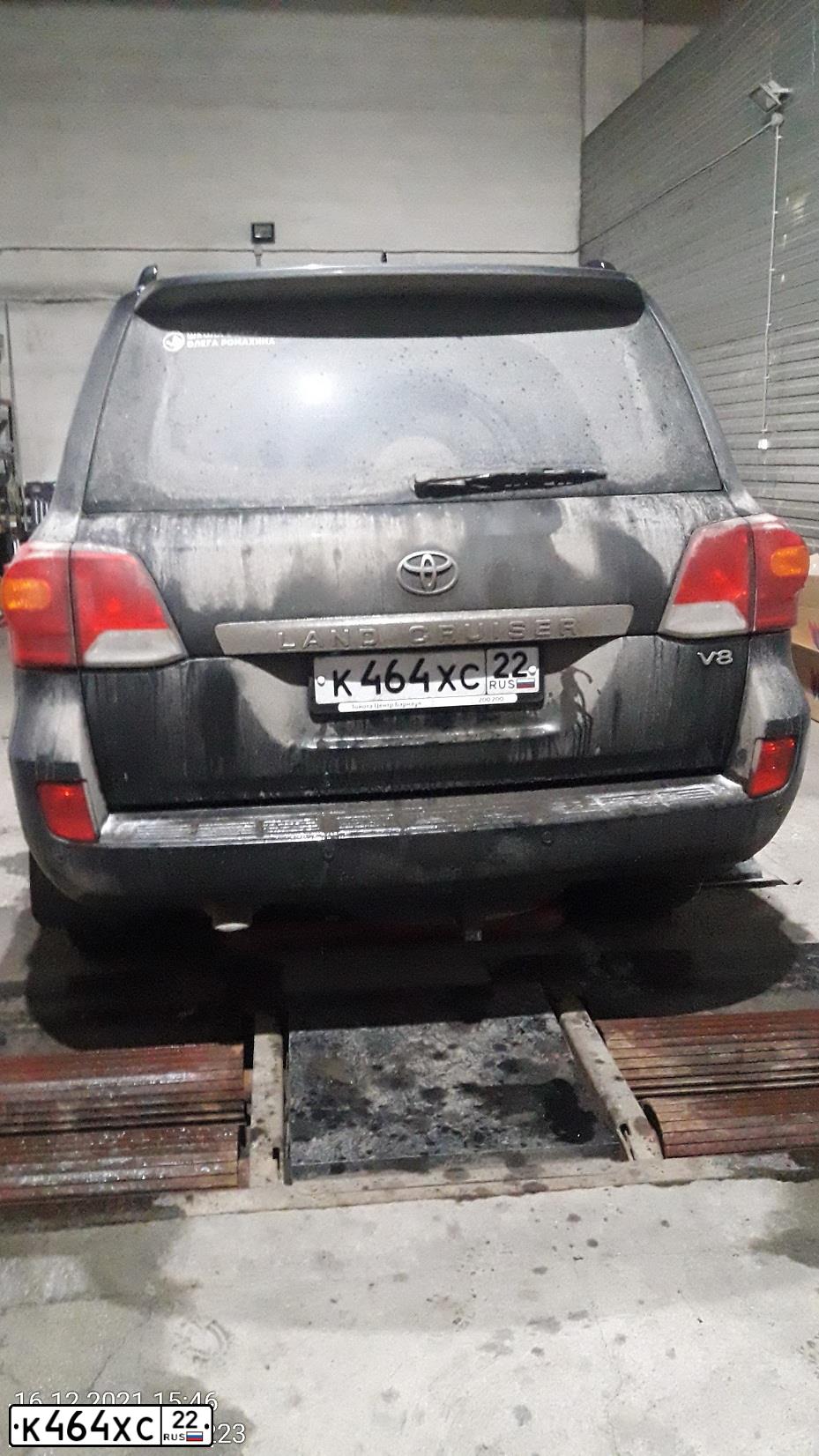 Фото автомобиля TOYOTA LANDCRUISER, 2002 — госномер К464ХС22. Цвет: Серый