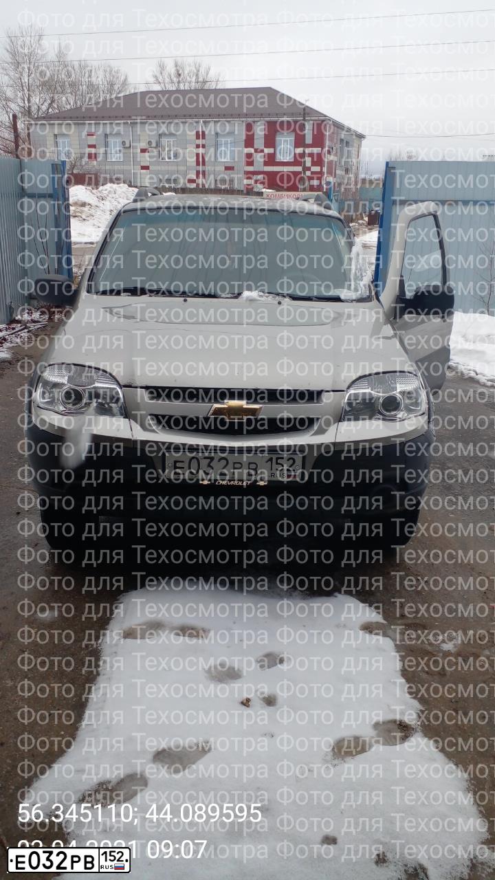 Фото автомобиля CHEVROLET NIVA, 2011 — госномер Е032РВ152. Цвет: СЕРО-КОРИЧНЕВЫЙ