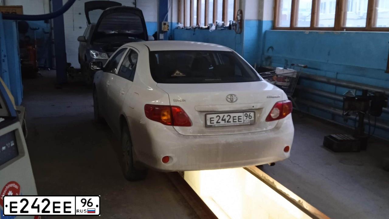Фото автомобиля TOYOTA COROLLA, 2007 — госномер Е242ЕЕ96. Цвет: БЕЛЫЙ
