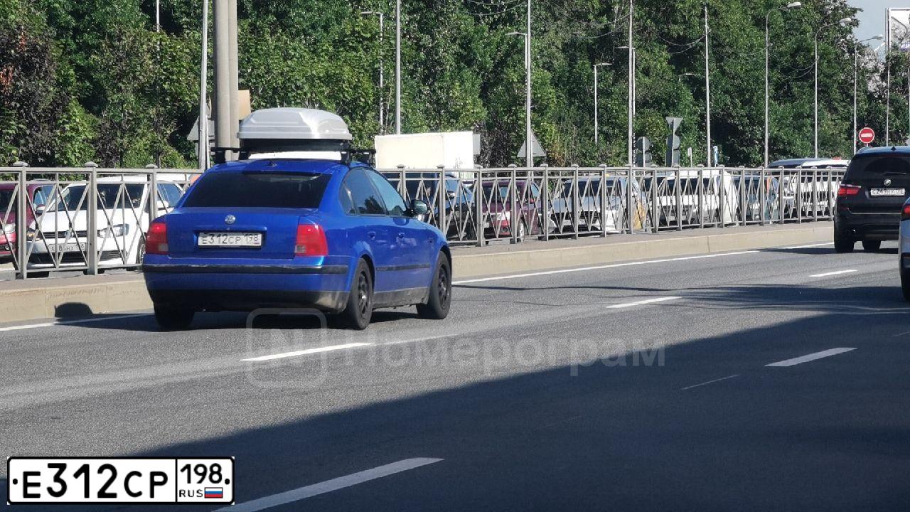 Фото автомобиля VOLKSWAGEN PASSAT, 1997 — госномер Е312СР198. Цвет: СИНИЙ