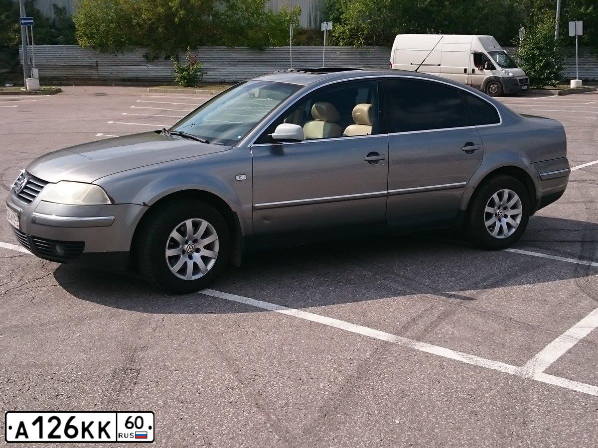 Фото автомобиля VOLKSWAGEN PASSAT, 2003 — госномер Е798ЕЕ164. Цвет: БЕЛО - СЕРЫЙ