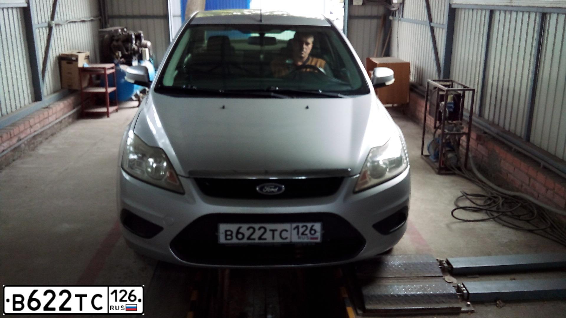 Фото автомобиля FORD FOCUS, 2008 — госномер В622ТС126. Цвет: серебристый