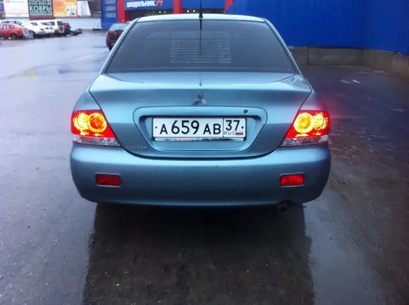 Фото автомобиля MITSUBISHI LANCER, 2006 — госномер А043АХ76. Цвет: СВЕТЛО-СЕРО-ЗЕЛЕНЫЙ