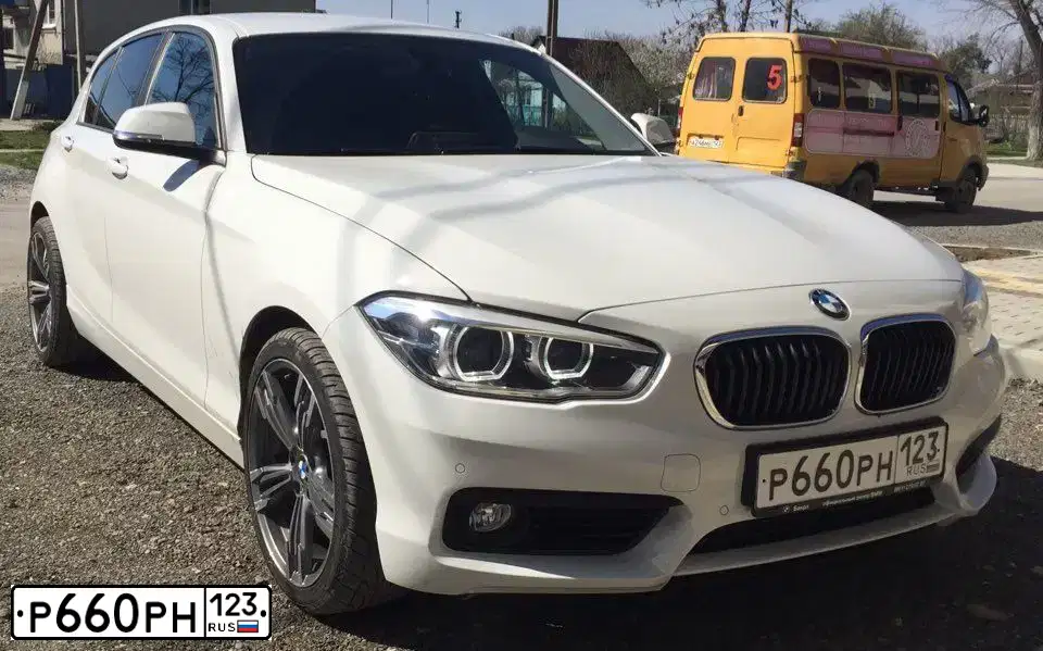 Фото автомобиля BMW SERIE 1, 2015 — госномер Р660РН123. Цвет: БЕЛЫЙ