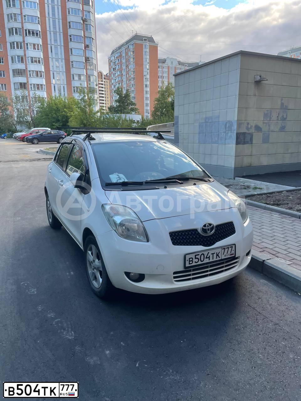Фото автомобиля TOYOTA YARIS, 2008 — госномер В504ТК777. Цвет: Белый