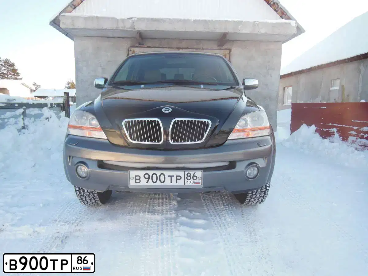 Фото автомобиля KIA SORENTO, 2003 — госномер В900ТР86. Цвет: ЧЕРНЫЙ