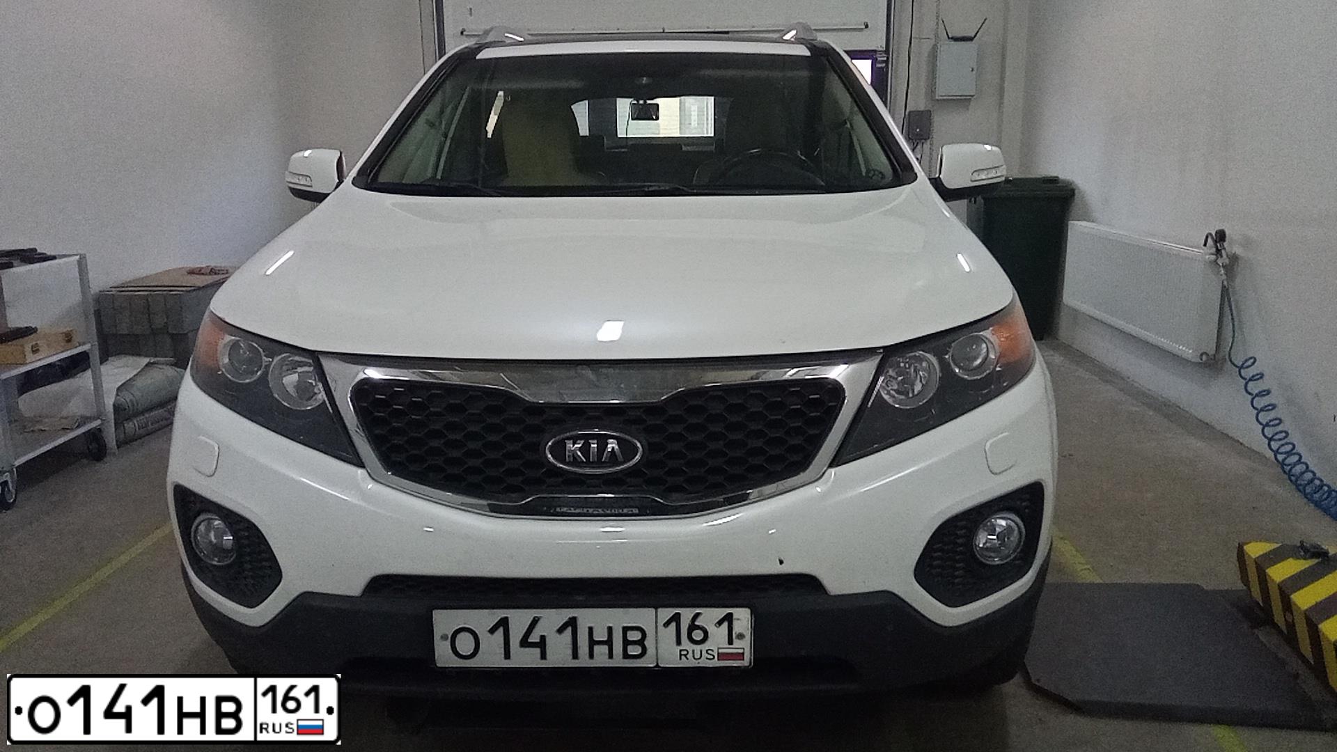 Фото автомобиля KIA SORENTO, 2010 — госномер О141НВ161. Цвет: Белый