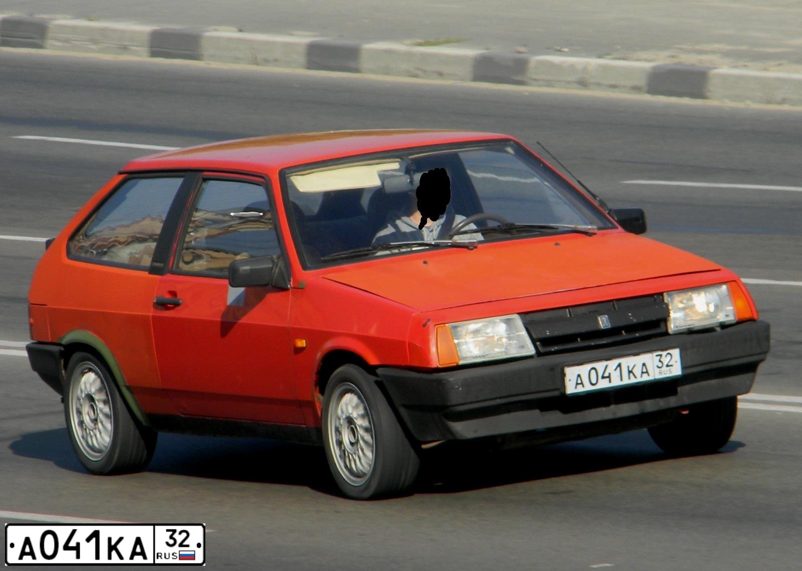 Фото автомобиля LADA 2108, 1988 — госномер Р858ЕО32. Цвет: Красный