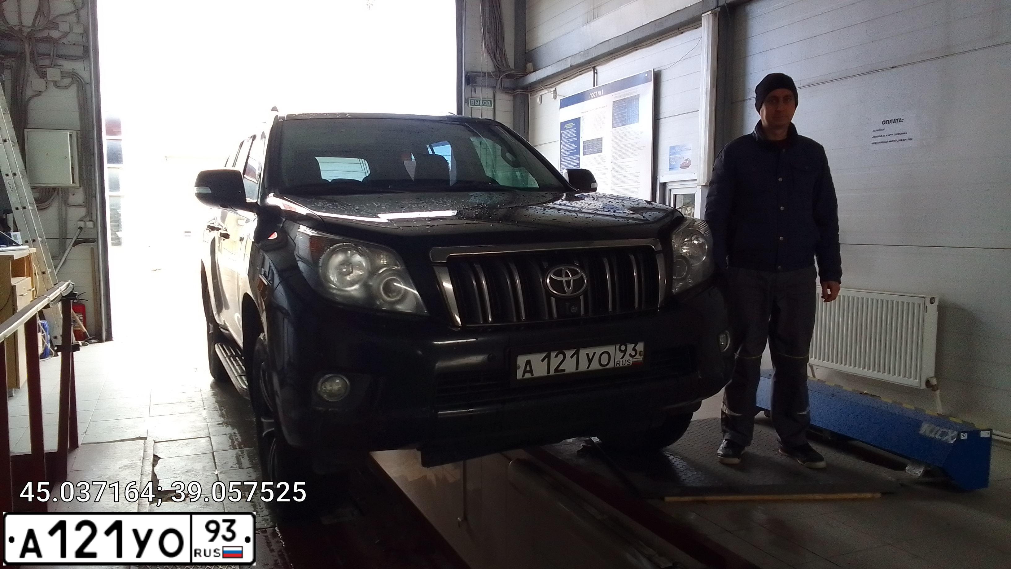 Фото автомобиля TOYOTA LANDCRUISER, 2010 — госномер М771ХР82. Цвет: ЧЕРНЫЙ
