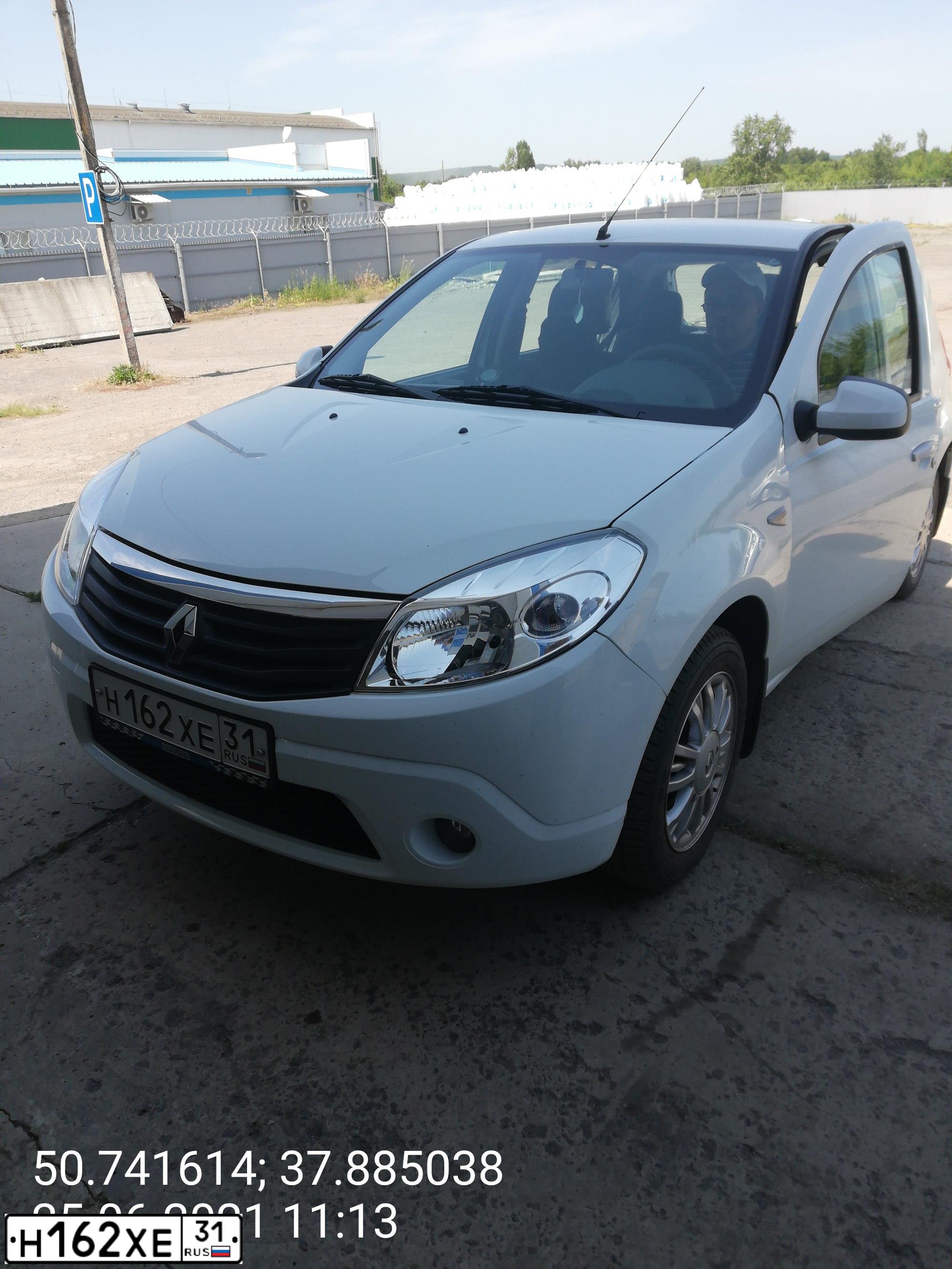 Фото автомобиля RENAULT SANDERO, 2014 — госномер А657ТМ126. Цвет: БЕЛЫЙ