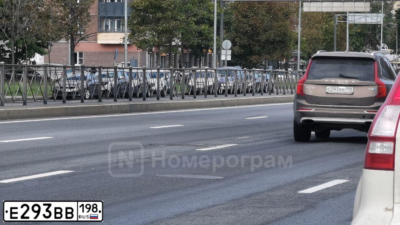 Фото автомобиля VOLVO XC90, 2015 — госномер Е293ВВ198. Цвет: КОРИЧНЕВЫЙ