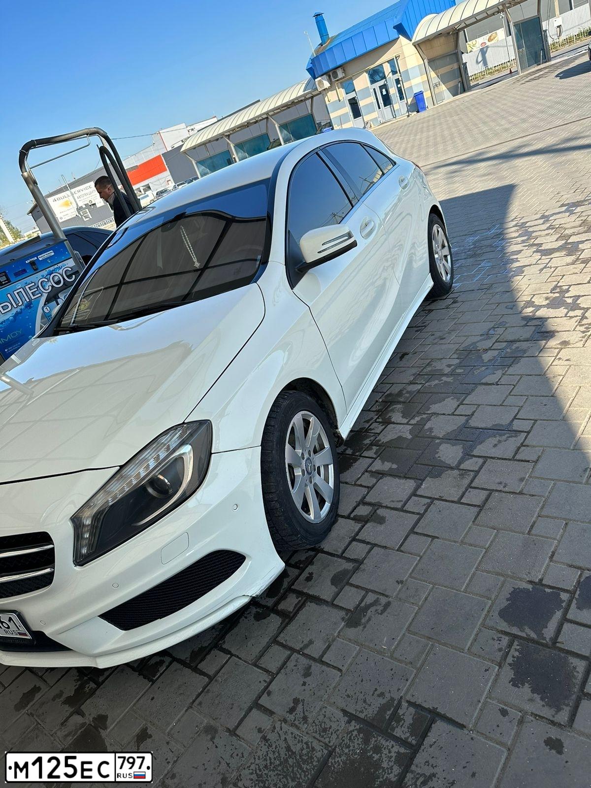 Фото автомобиля MERCEDES A-KLASSE, 2014 — госномер Е444НЕ161. Цвет: Белый