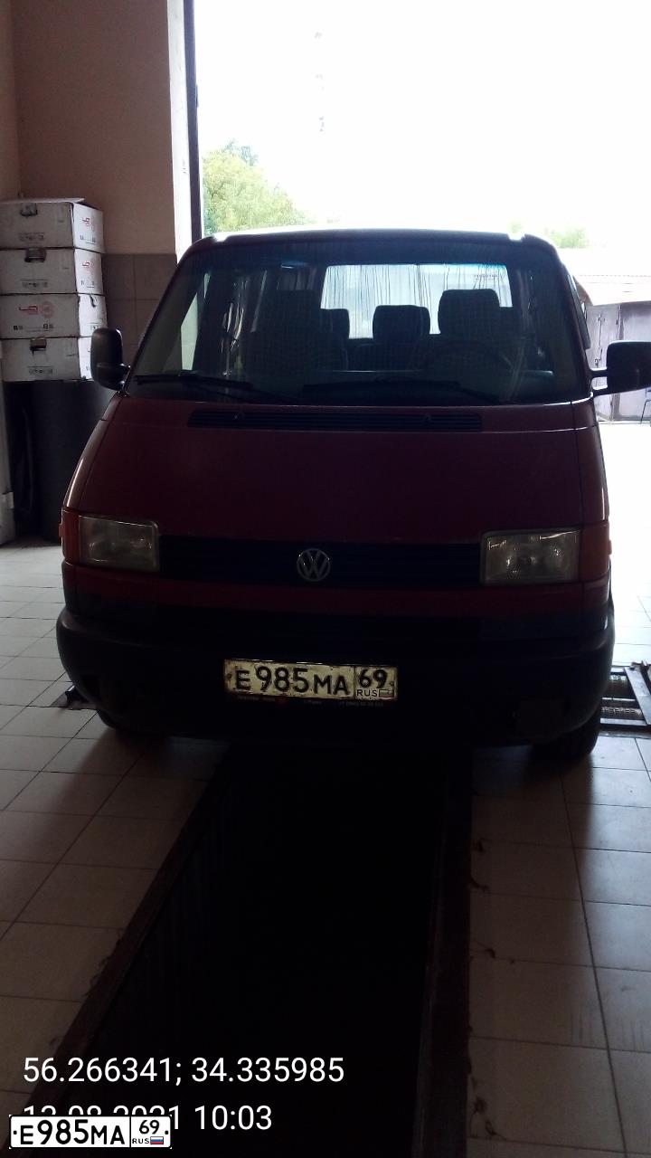 Фото автомобиля VOLKSWAGEN TRANSPORTER, 1996 — госномер Е985МА69. Цвет: КРАСНЫЙ