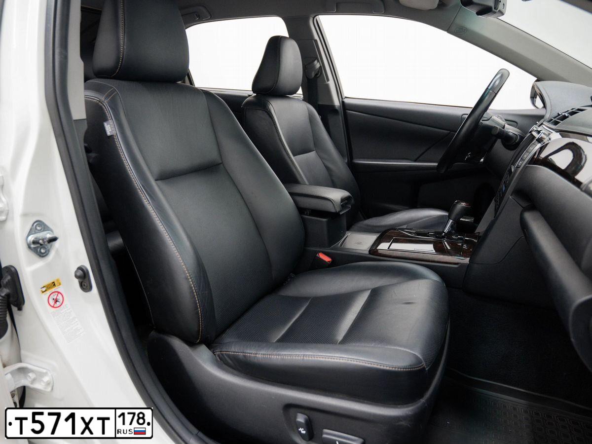 Фото автомобиля TOYOTA CAMRY, 2015 — госномер К711ТО147. Цвет: БЕЛЫЙ ПЕРЛАМУТР