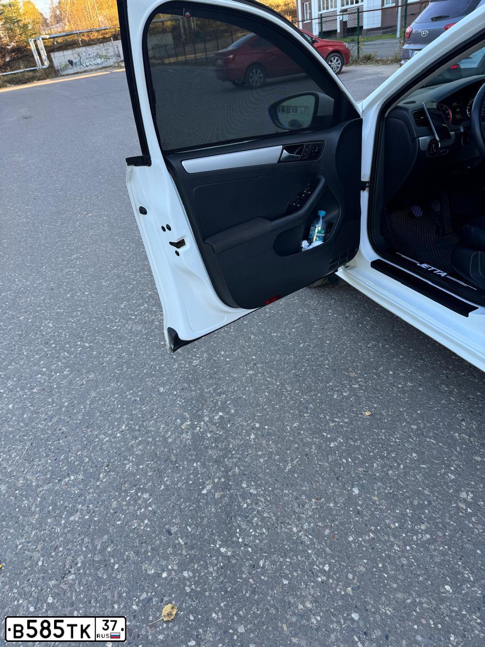 Фото автомобиля VOLKSWAGEN JETTA, 2012 — госномер В585ТК37. Цвет: Белый