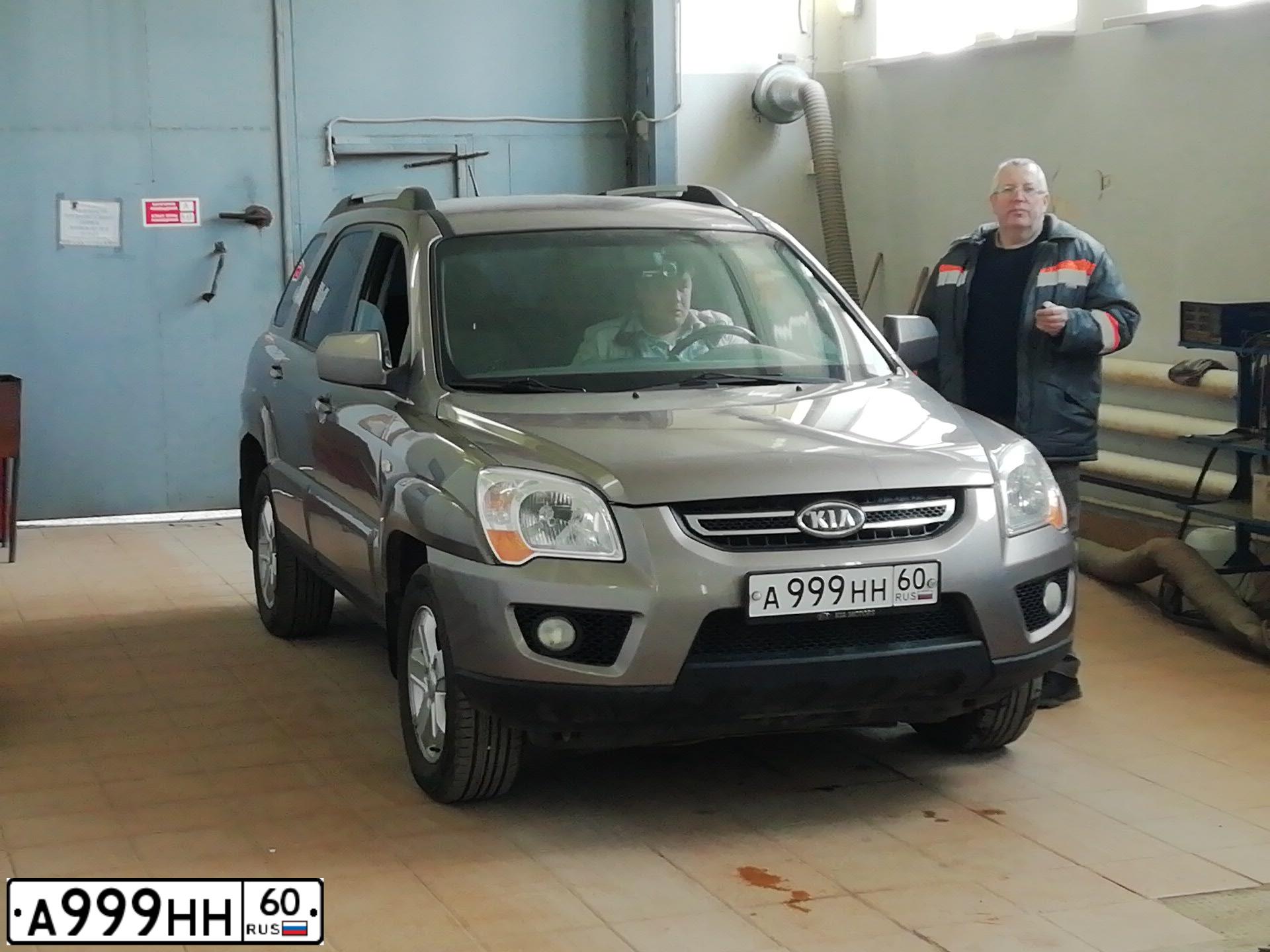 Фото автомобиля KIA SPORTAGE, 2009 — госномер А999НН60. Цвет: БЕЖЕВЫЙ